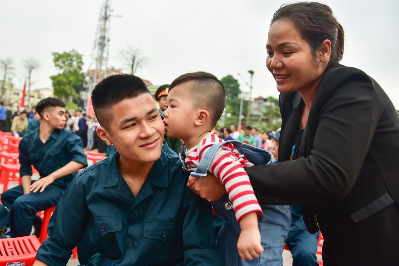 xuc-dong-hinh-anh-me-lau-nuoc-mat-cho-anh-linh-tre-truoc-gio-len-duong-nhap-ngu