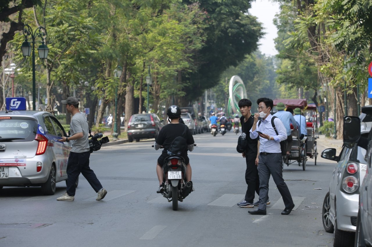 bat-gap-xe-ngoai-giao-phong-vien-nuoc-ngoai-tac-nghiep-tai-khach-san-metropole