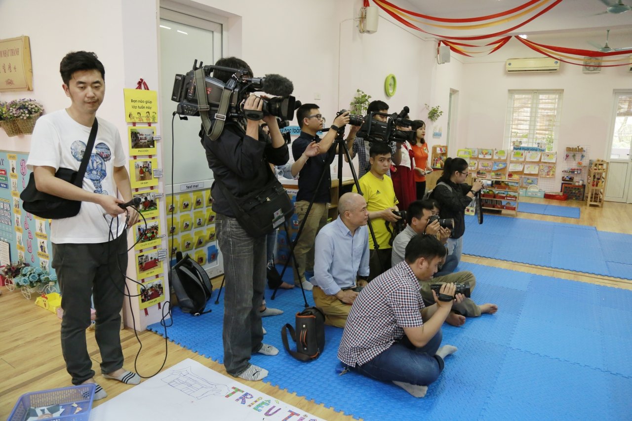 bat-gap-xe-ngoai-giao-phong-vien-nuoc-ngoai-tac-nghiep-tai-khach-san-metropole