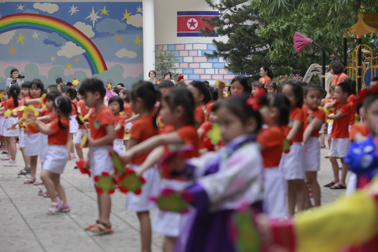 co-tro-truong-mam-non-viet-trieu-chuan-bi-van-nghe-don-chu-tich-kim-jong-un-ghe-tham