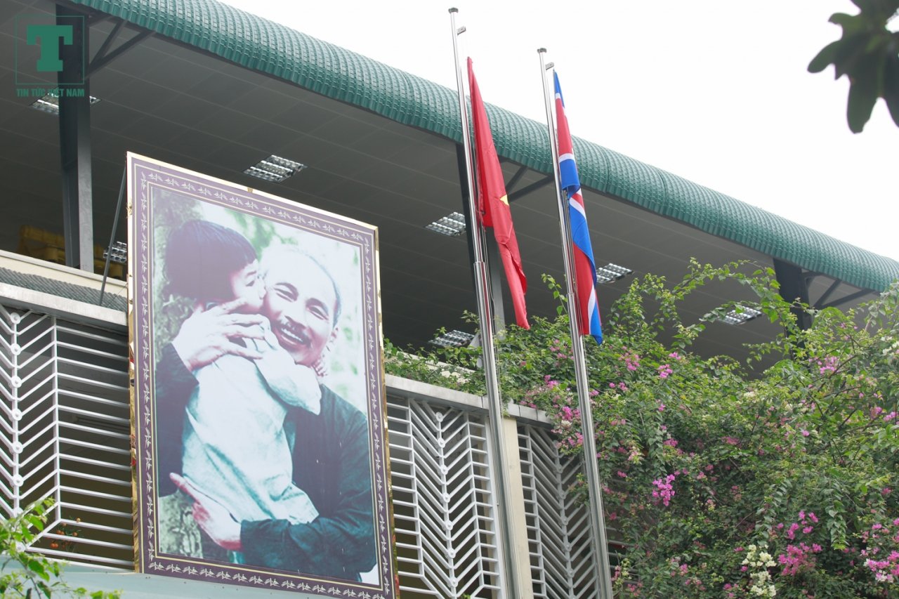 co-tro-truong-mam-non-viet-trieu-chuan-bi-van-nghe-don-chu-tich-kim-jong-un-ghe-tham