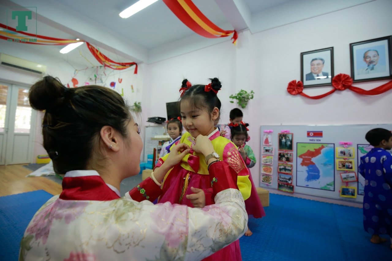 co-tro-truong-mam-non-viet-trieu-chuan-bi-van-nghe-don-chu-tich-kim-jong-un-ghe-tham