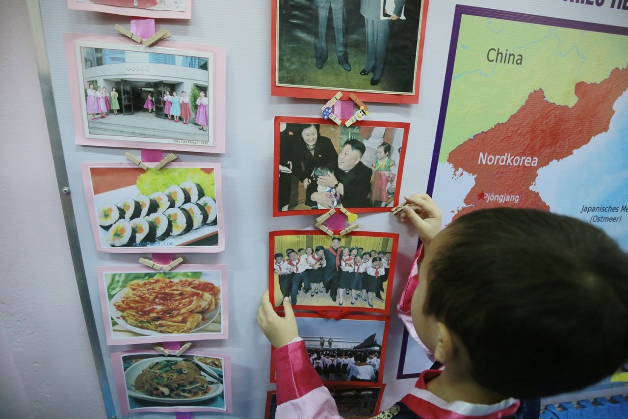 co-tro-truong-mam-non-viet-trieu-chuan-bi-van-nghe-don-chu-tich-kim-jong-un-ghe-tham