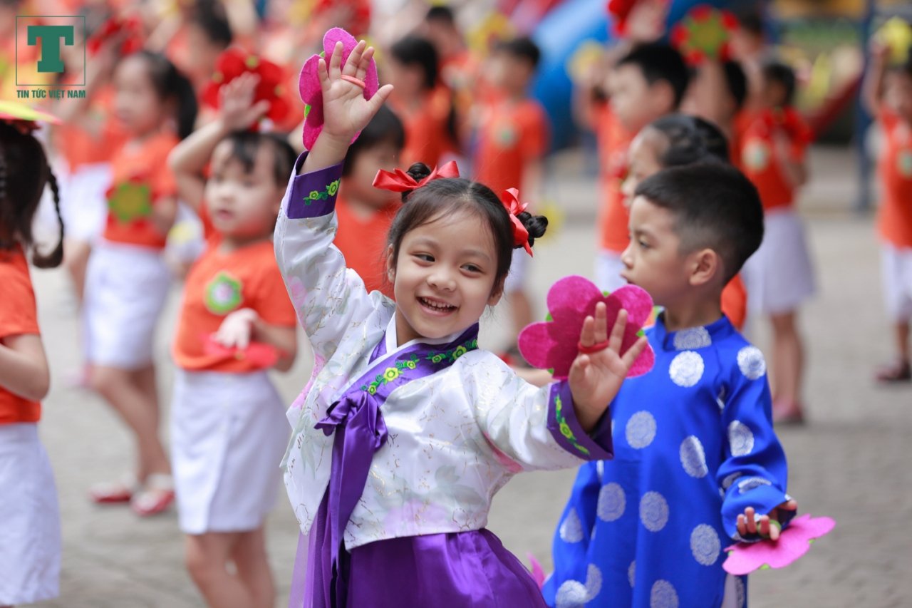 co-tro-truong-mam-non-viet-trieu-chuan-bi-van-nghe-don-chu-tich-kim-jong-un-ghe-tham