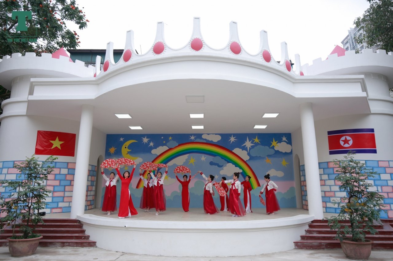co-tro-truong-mam-non-viet-trieu-chuan-bi-van-nghe-don-chu-tich-kim-jong-un-ghe-tham