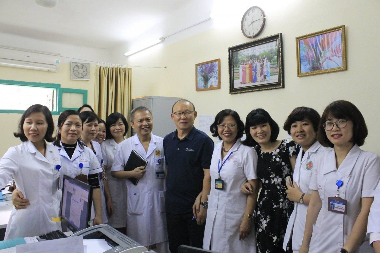 hlv-park-hang-seo-bat-ngo-xuat-hien-trong-benh-vien-e