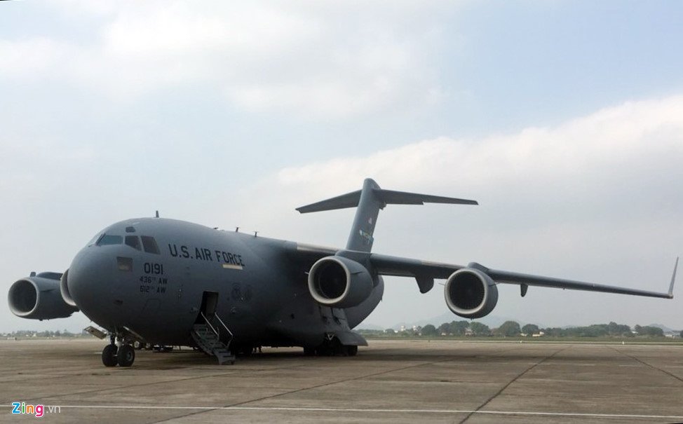 Ngua tho C-17 cua Khong quan My va 3 tieng o san bay Noi Bai hinh anh 3