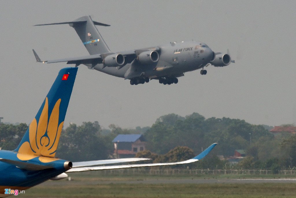 Ngua tho C-17 cua Khong quan My va 3 tieng o san bay Noi Bai hinh anh 1