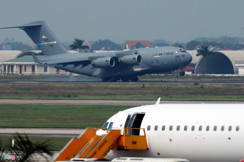 Ngua tho C-17 cua Khong quan My va 3 tieng o san bay Noi Bai hinh anh 2