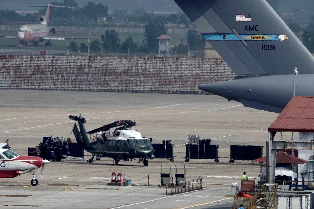 Ngua tho C-17 cua Khong quan My va 3 tieng o san bay Noi Bai hinh anh 5