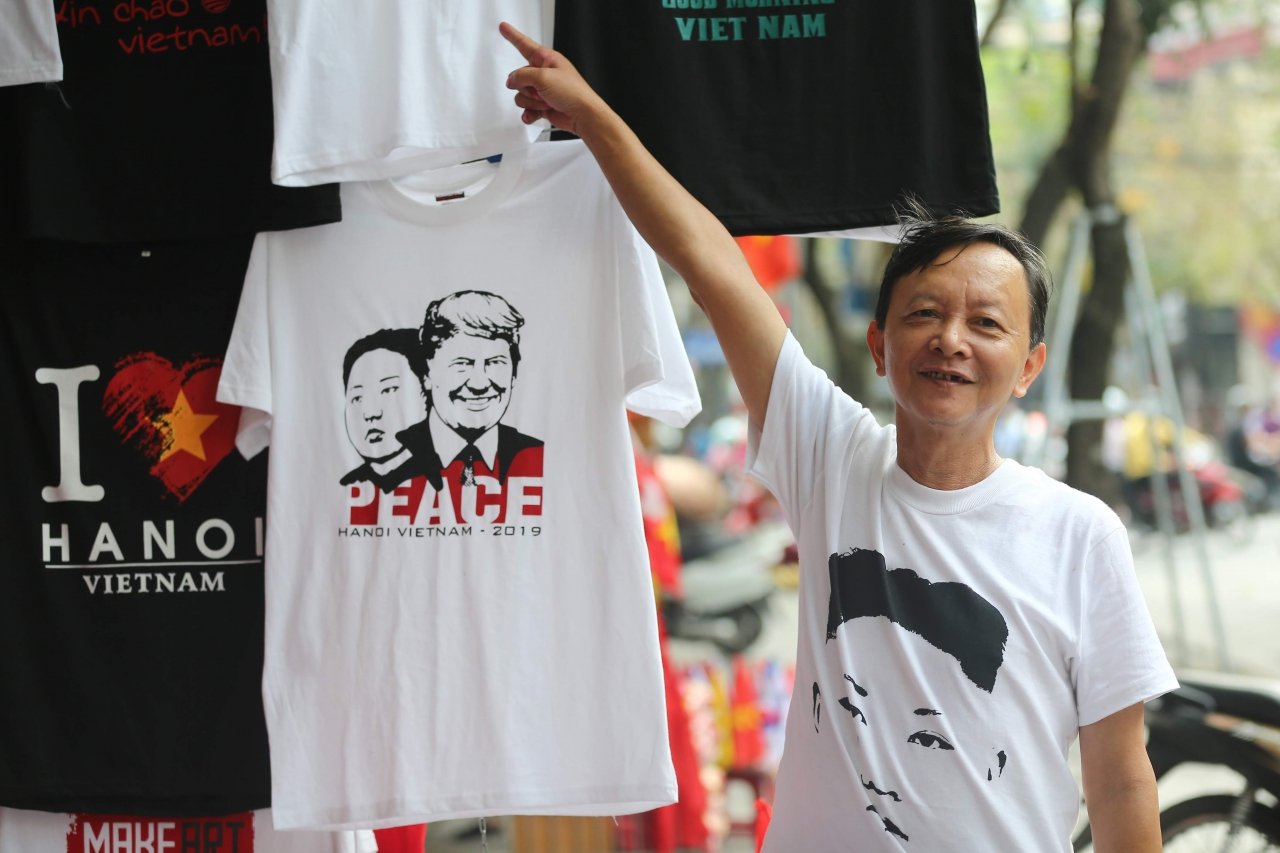 ao-in-hinh-tong-thong-trump-chu-tich-kim-ban-moi-tay-trong-pho-co
