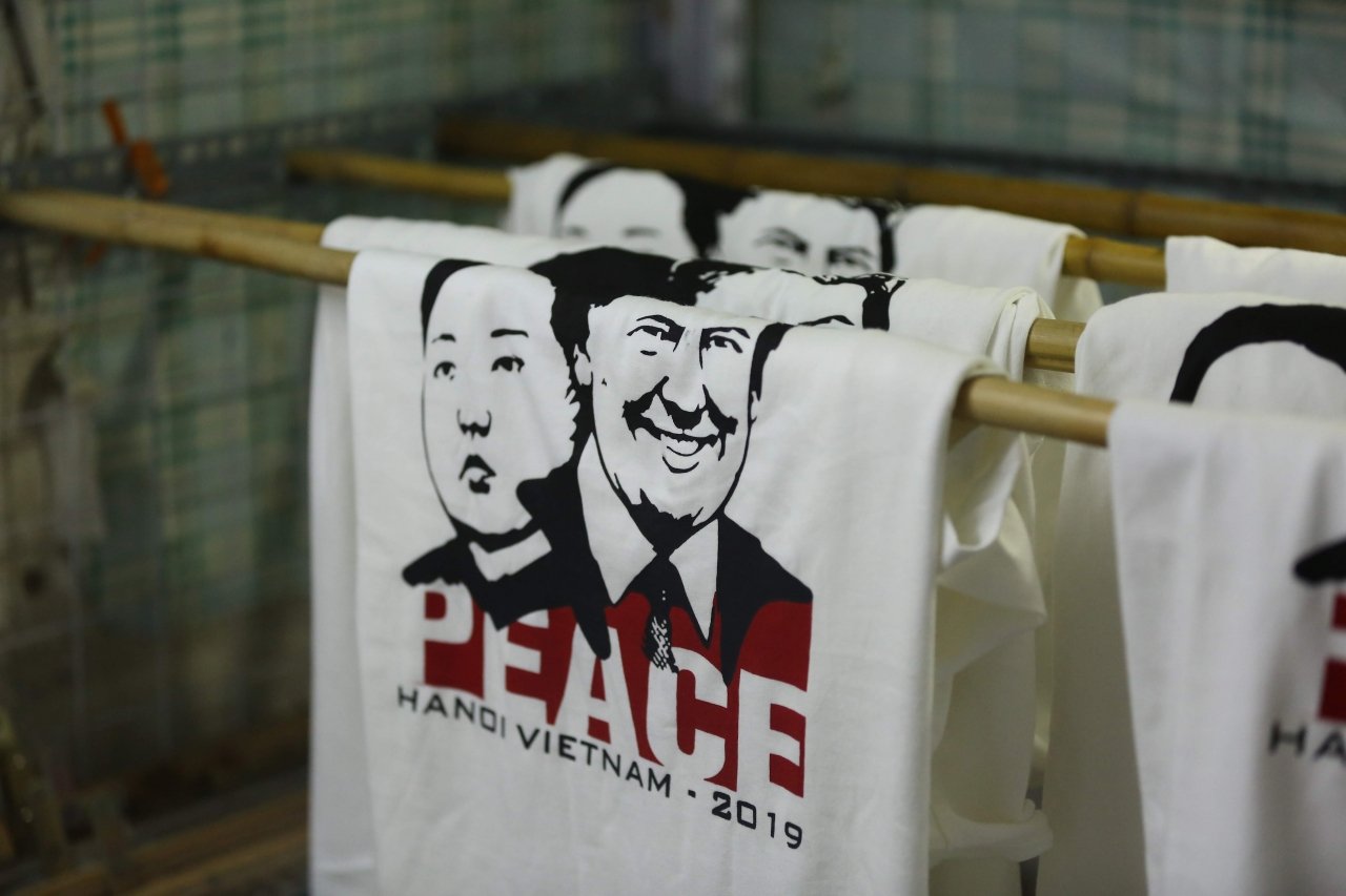 ao-in-hinh-tong-thong-trump-chu-tich-kim-ban-moi-tay-trong-pho-co