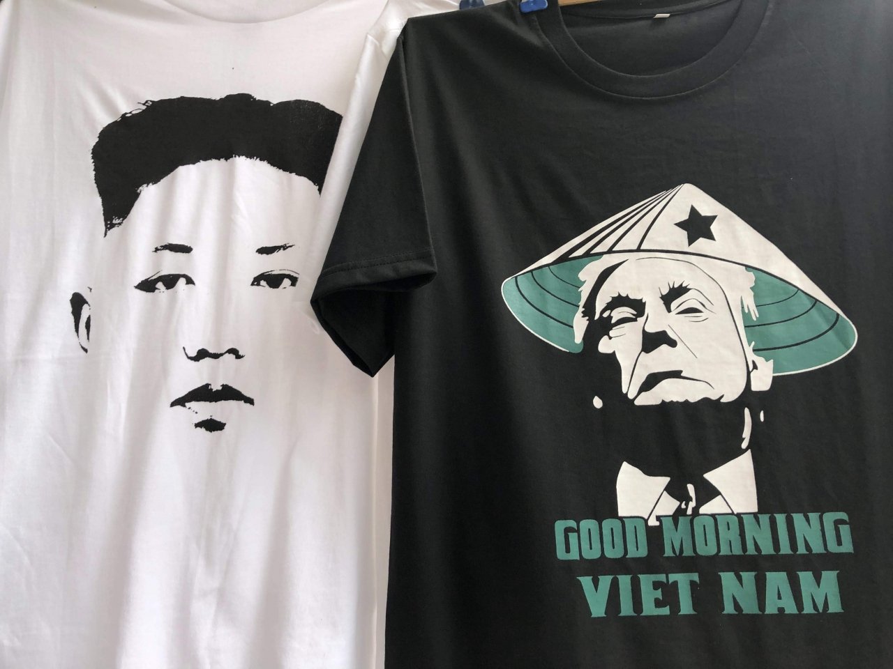ao-in-hinh-tong-thong-trump-chu-tich-kim-ban-moi-tay-trong-pho-co