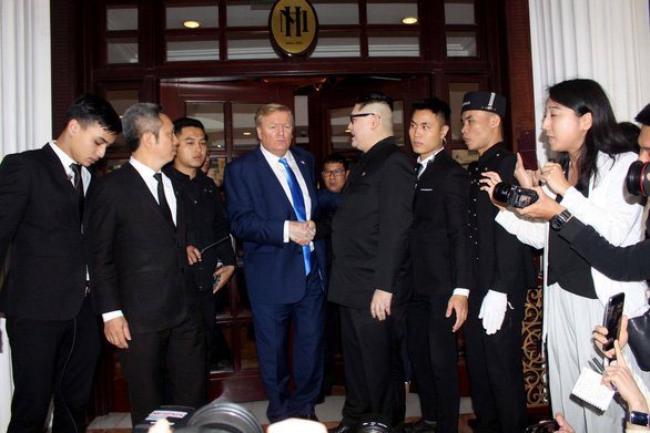 ban-sao-kim-jong-un-va-donald-trump-da-den-ha-noi