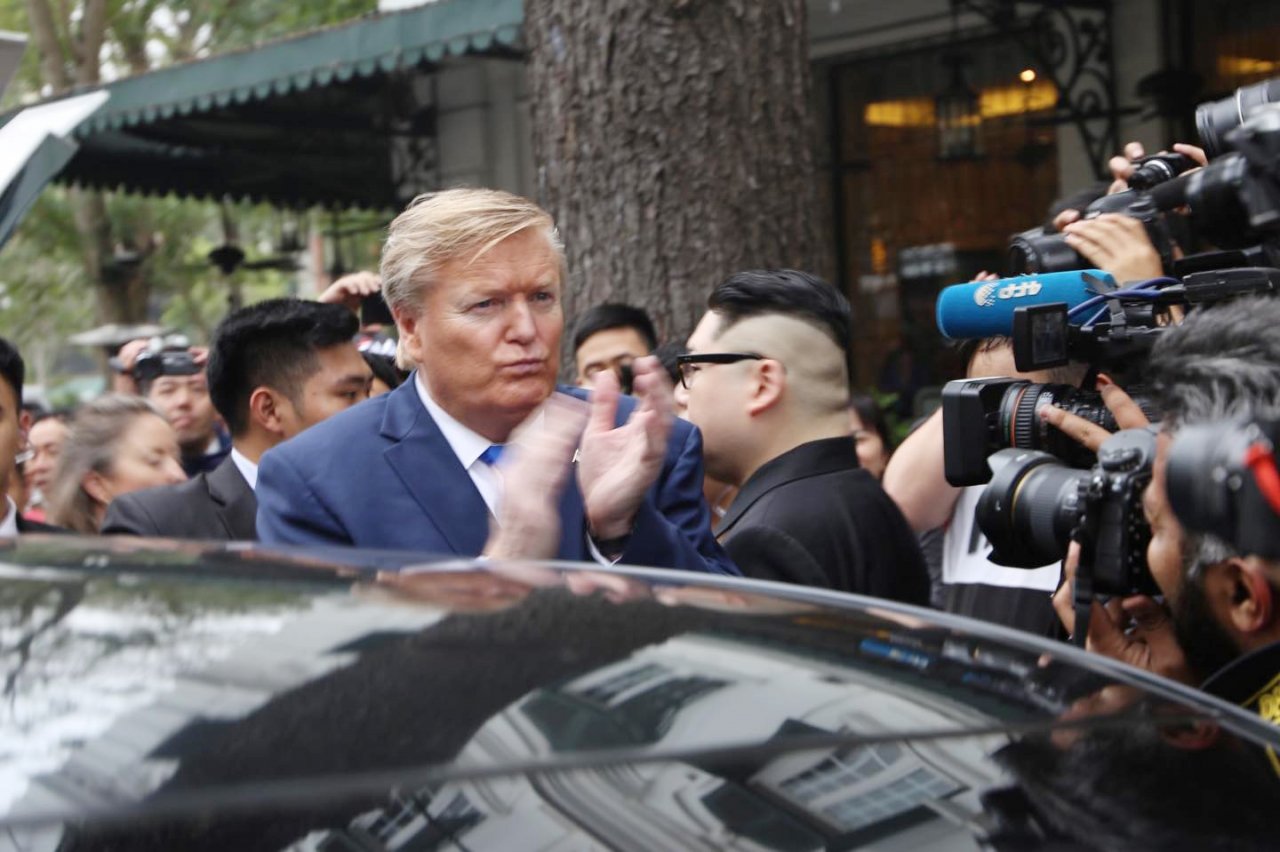 ban-sao-kim-jong-un-va-trump-den-ha-noi-xuat-hien-day-bat-ngo-tai-ha-noi