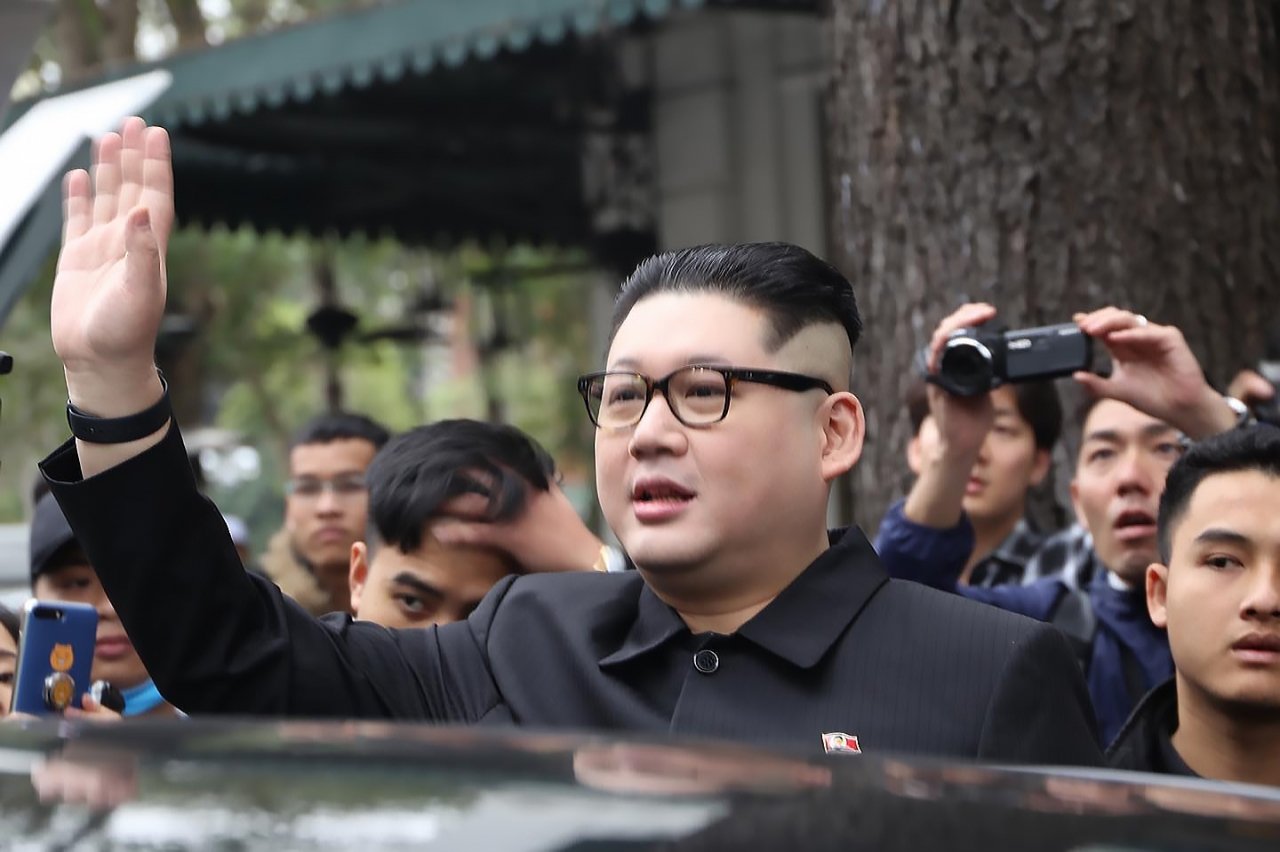 ban-sao-kim-jong-un-va-trump-den-ha-noi-xuat-hien-day-bat-ngo-tai-ha-noi