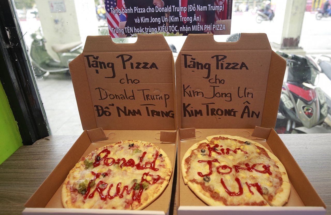 co-doi-net-giong-donald-trump-va-kim-jong-un-ban-se-duoc-an-pizza-mien-phi