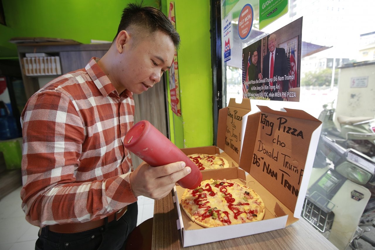 co-doi-net-giong-donald-trump-va-kim-jong-un-ban-se-duoc-an-pizza-mien-phi