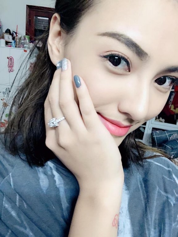 hong-que-khoe-nhan-kim-cuong-nua-ty-sau-lan-that-hen-ngay-mung-8-tet