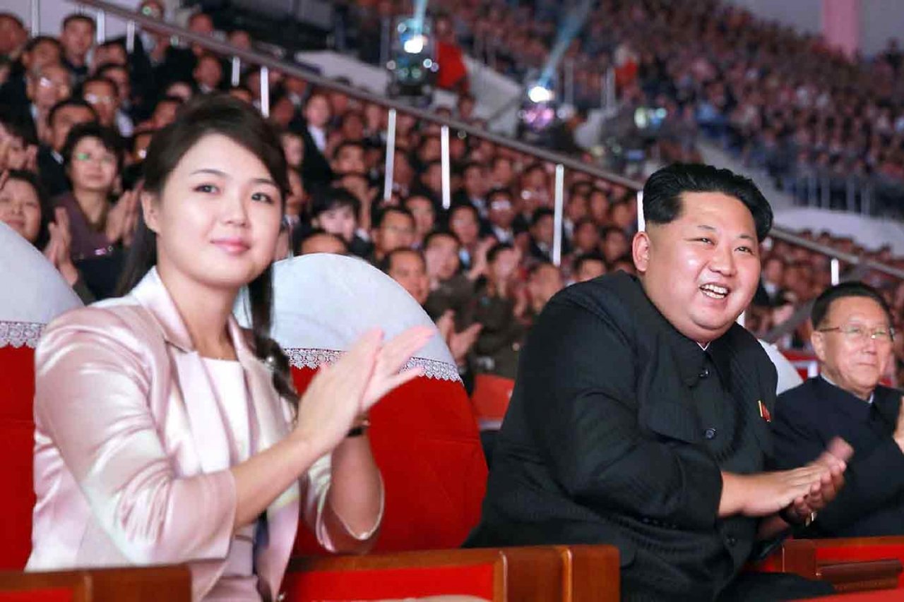 Ông Kim Jong-un và vợ tại một sự kiện.