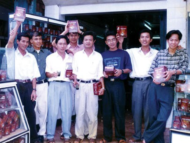 hanh-trinh-ong-chu-trung-nguyen-mang-giac-mo-tu-que-ngheo-ra-the-gioi