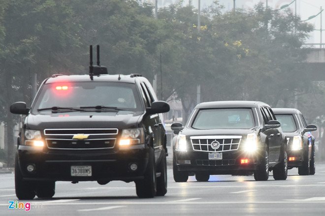 hinh-anh-dau-tien-ve-quai-thu-cua-ong-trump-da-lan-banh-tren-duong-pho-ha-noi