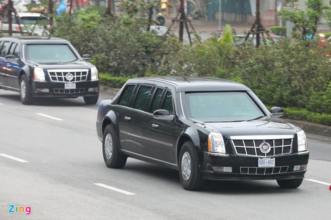 hinh-anh-dau-tien-ve-quai-thu-cua-ong-trump-da-lan-banh-tren-duong-pho-ha-noi