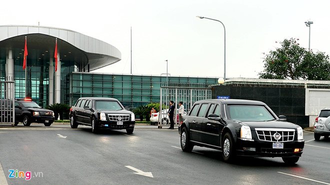 hinh-anh-dau-tien-ve-quai-thu-cua-ong-trump-da-lan-banh-tren-duong-pho-ha-noi
