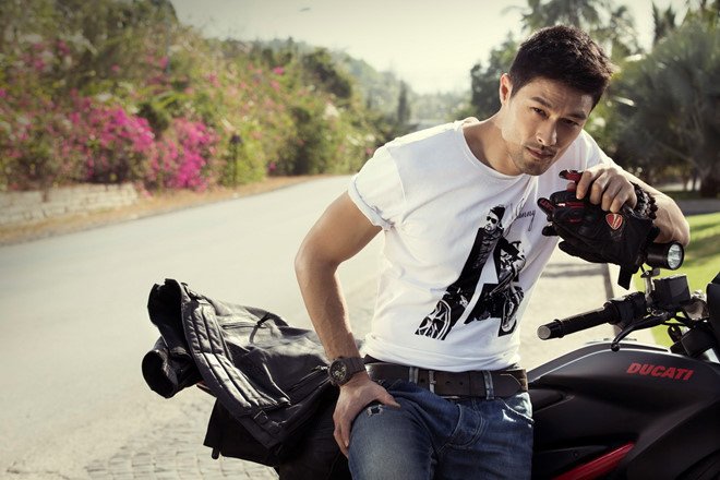 johnny-tri-nguyen-tieu-tuy-kho-tin-khi-xuat-hien-trong-su-kien-cua-ngo-thanh-van