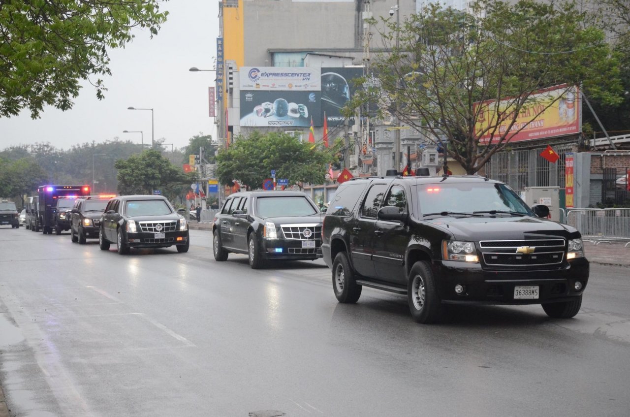 mat-vu-my-cung-doan-xe-quai-thu-cua-tong-thong-donald-trump-xuat-hien-tai-ha-noi