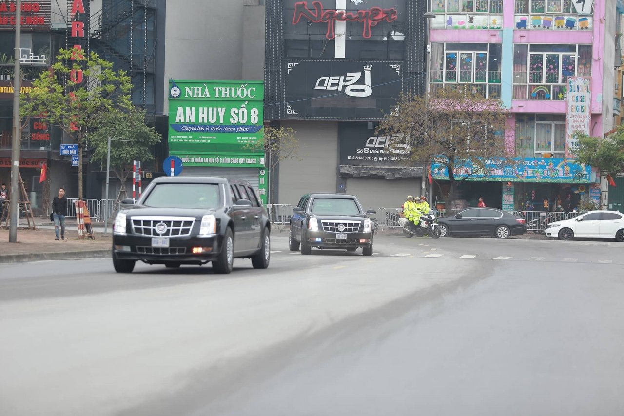 mat-vu-my-cung-doan-xe-quai-thu-cua-tong-thong-donald-trump-xuat-hien-tai-ha-noi