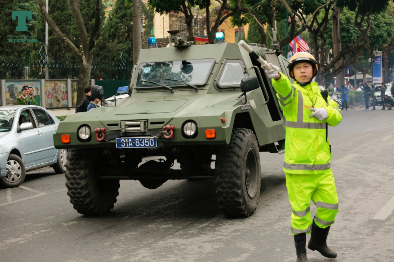 cong-an-thanh-pho-ha-noi-tung-xe-boc-thep-bao-ve-thuong-dinh-my-trieu