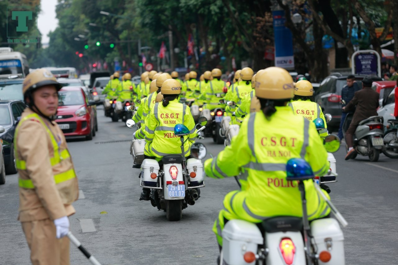 cong-an-thanh-pho-ha-noi-tung-xe-boc-thep-bao-ve-thuong-dinh-my-trieu