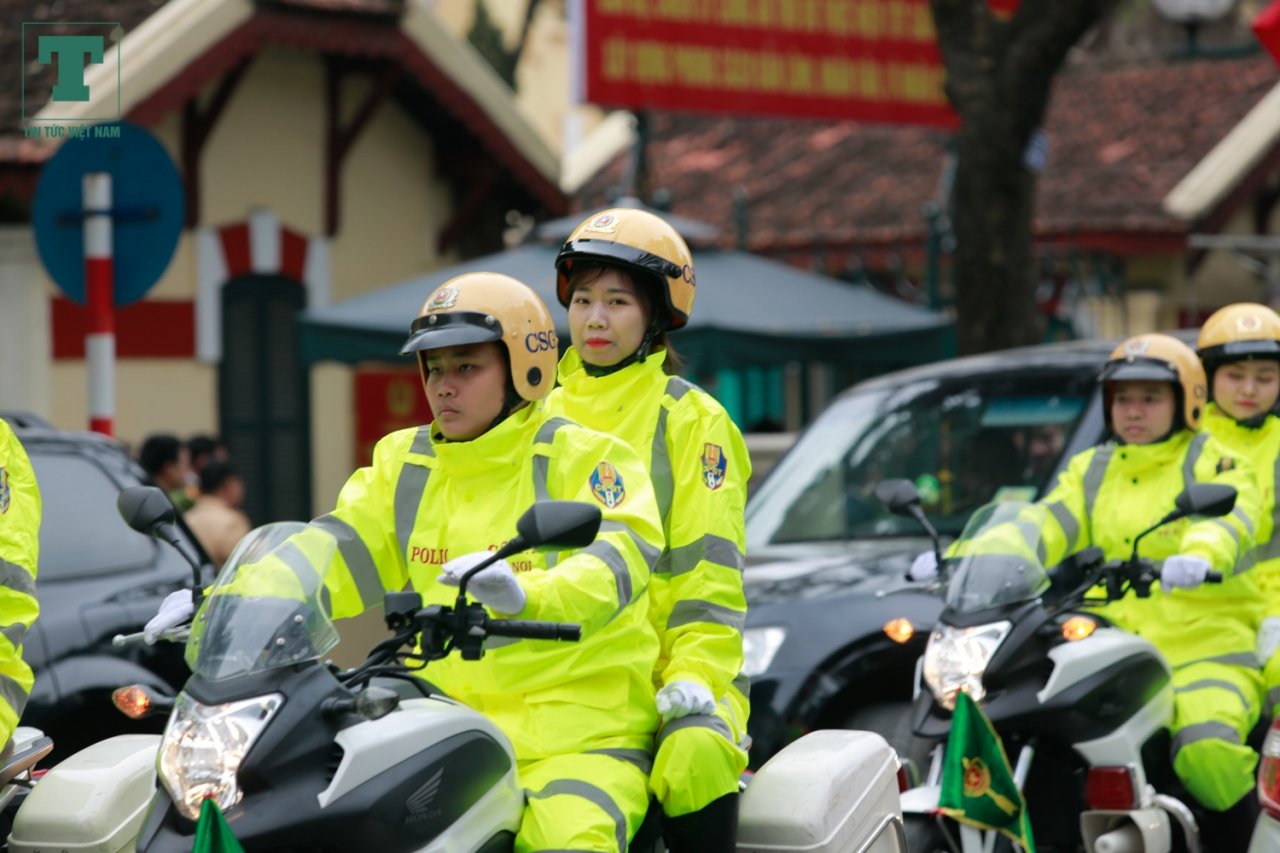 cong-an-thanh-pho-ha-noi-tung-xe-boc-thep-bao-ve-thuong-dinh-my-trieu