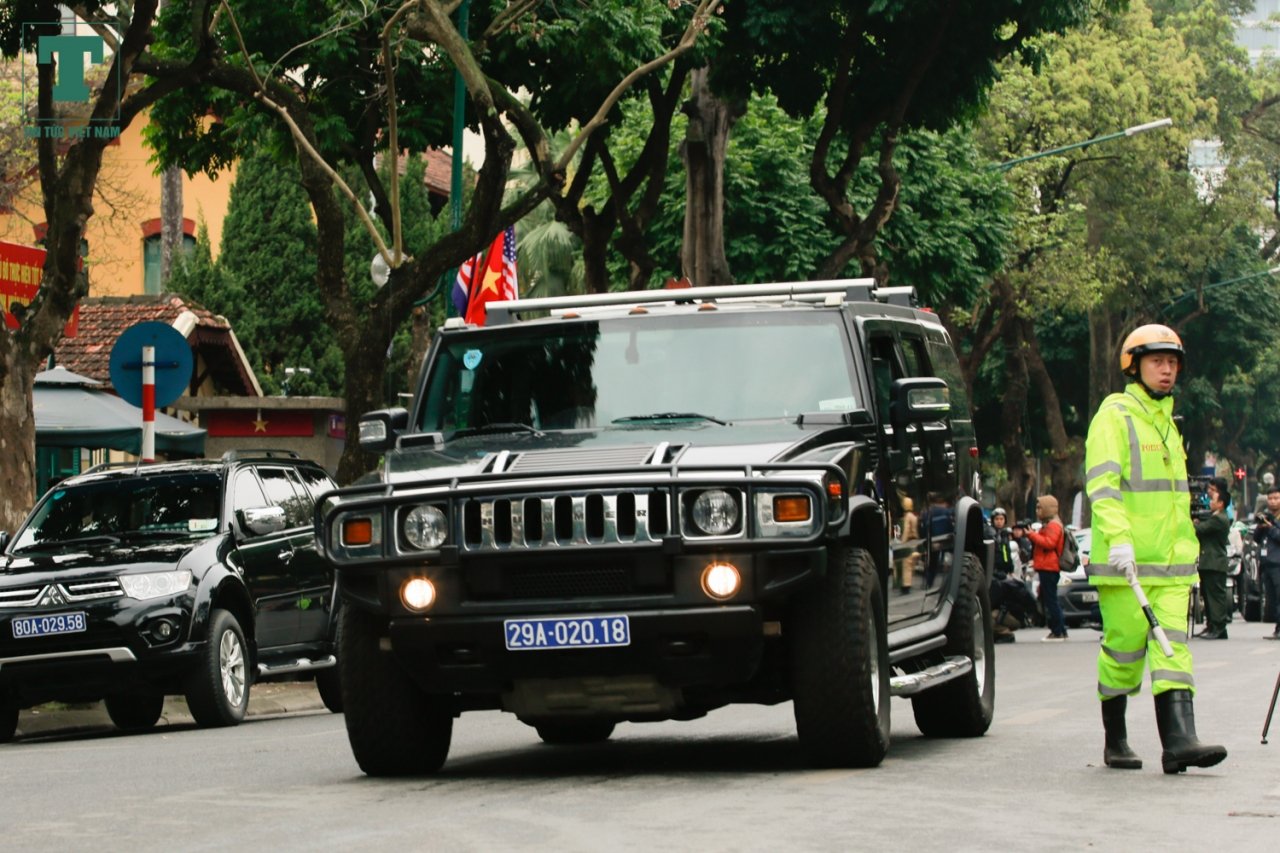 cong-an-thanh-pho-ha-noi-tung-xe-boc-thep-bao-ve-thuong-dinh-my-trieu