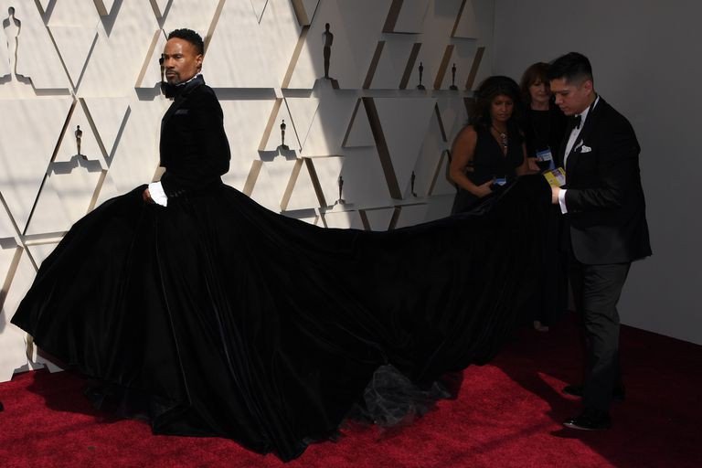 dien-chiec-dam-nhung-do-so-nam-dien-vien-nay-chiem-spotlight-tren-tham-do-oscar-2019