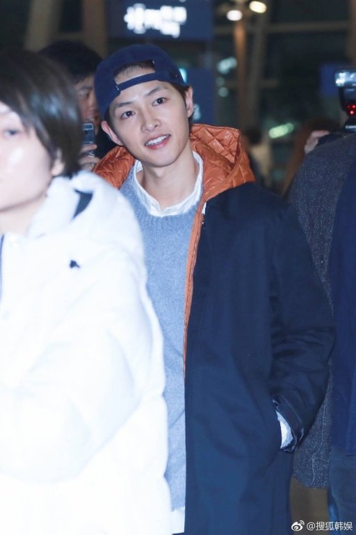 song-joong-ki-xuat-hien-rang-ro-giua-tin-don-ly-hon-nhung-diem-nay-moi-khien-moi-nguoi-chu-y