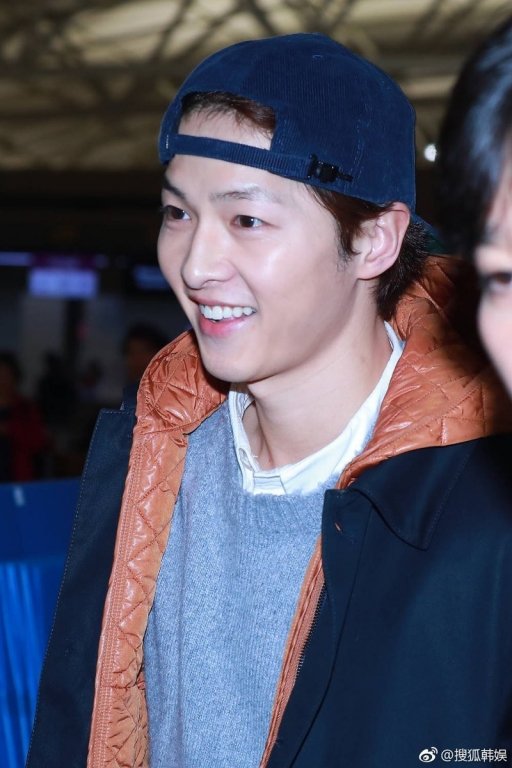 song-joong-ki-xuat-hien-rang-ro-giua-tin-don-ly-hon-nhung-diem-nay-moi-khien-moi-nguoi-chu-y