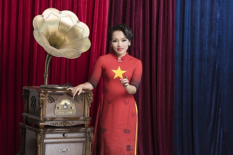 thai-thuy-linh-khoe-bo-anh-ao-dai-bat-trend-hoi-nghi-thuong-dinh-my-trieu