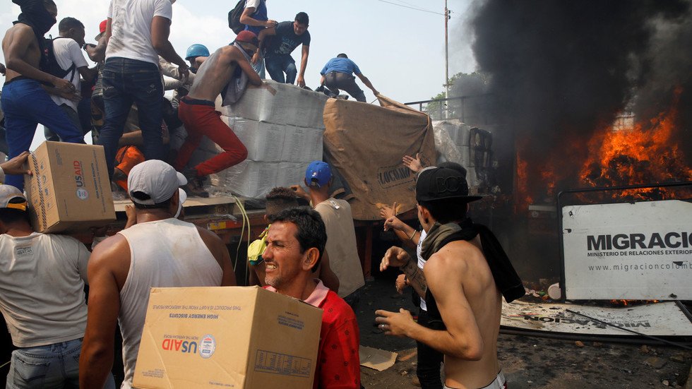 tinh-hinh-venezuela-ngay-252-thuong-nghi-si-my-dung-anh-ong-gaddafi-bi-giet-de-doa-tong-thong-maduro