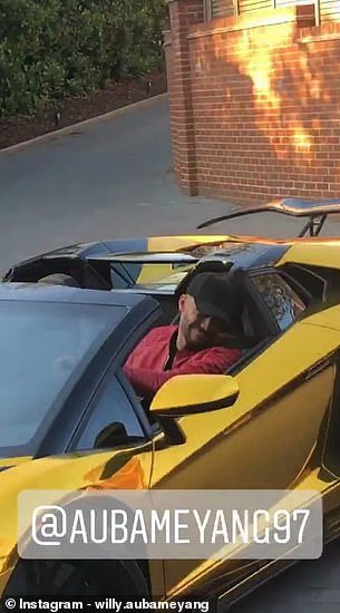 Siêu tiền đạo Arsenal khoe Lamborghini Aventador mạ vàng