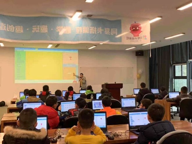 Mới tiểu học, phụ huynh TQ đã đổ xô cho con học AI