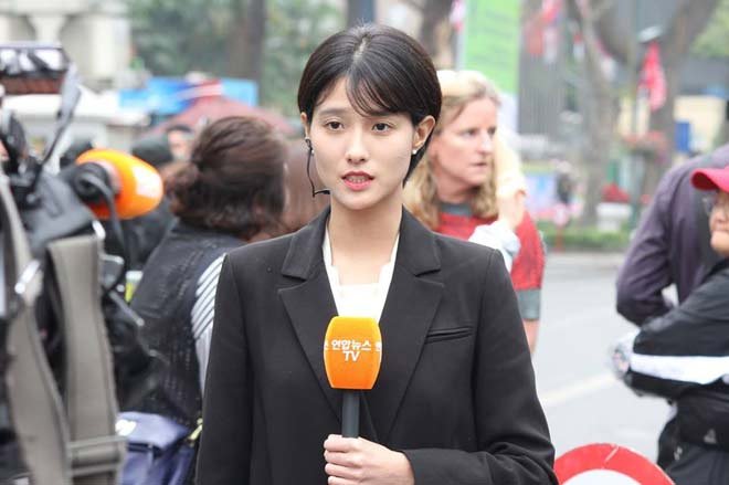 dan-phong-vien-toan-trai-xinh-gai-dep-tac-nghiep-hoi-nghi-thuong-dinh-my-trieu