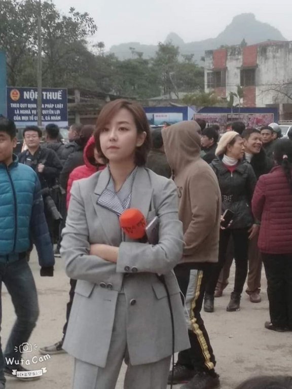 dan-phong-vien-toan-trai-xinh-gai-dep-tac-nghiep-hoi-nghi-thuong-dinh-my-trieu
