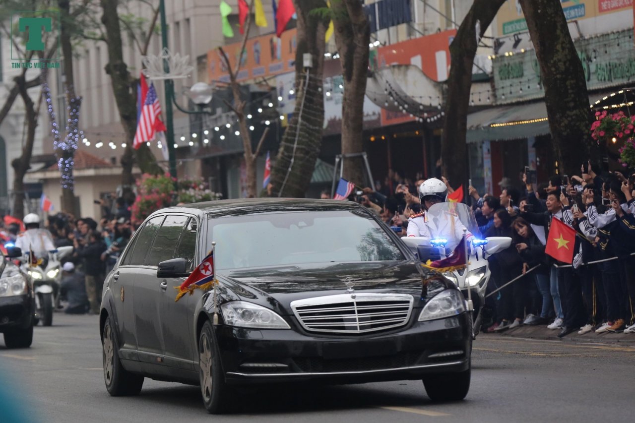 doan-xe-dua-chu-tich-kim-jong-un-tien-vao-ha-noi