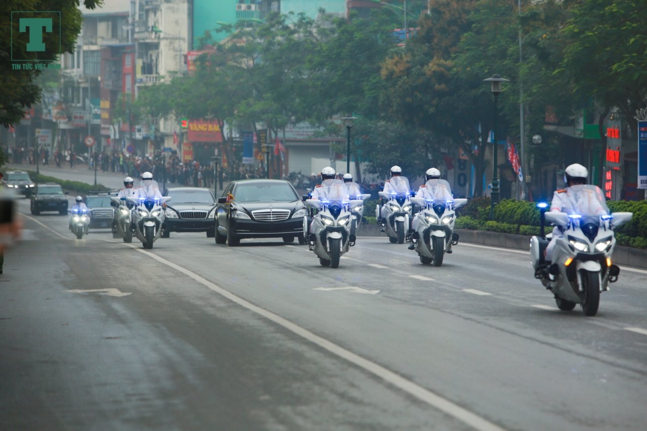 doan-xe-dua-chu-tich-kim-jong-un-tien-vao-ha-noi