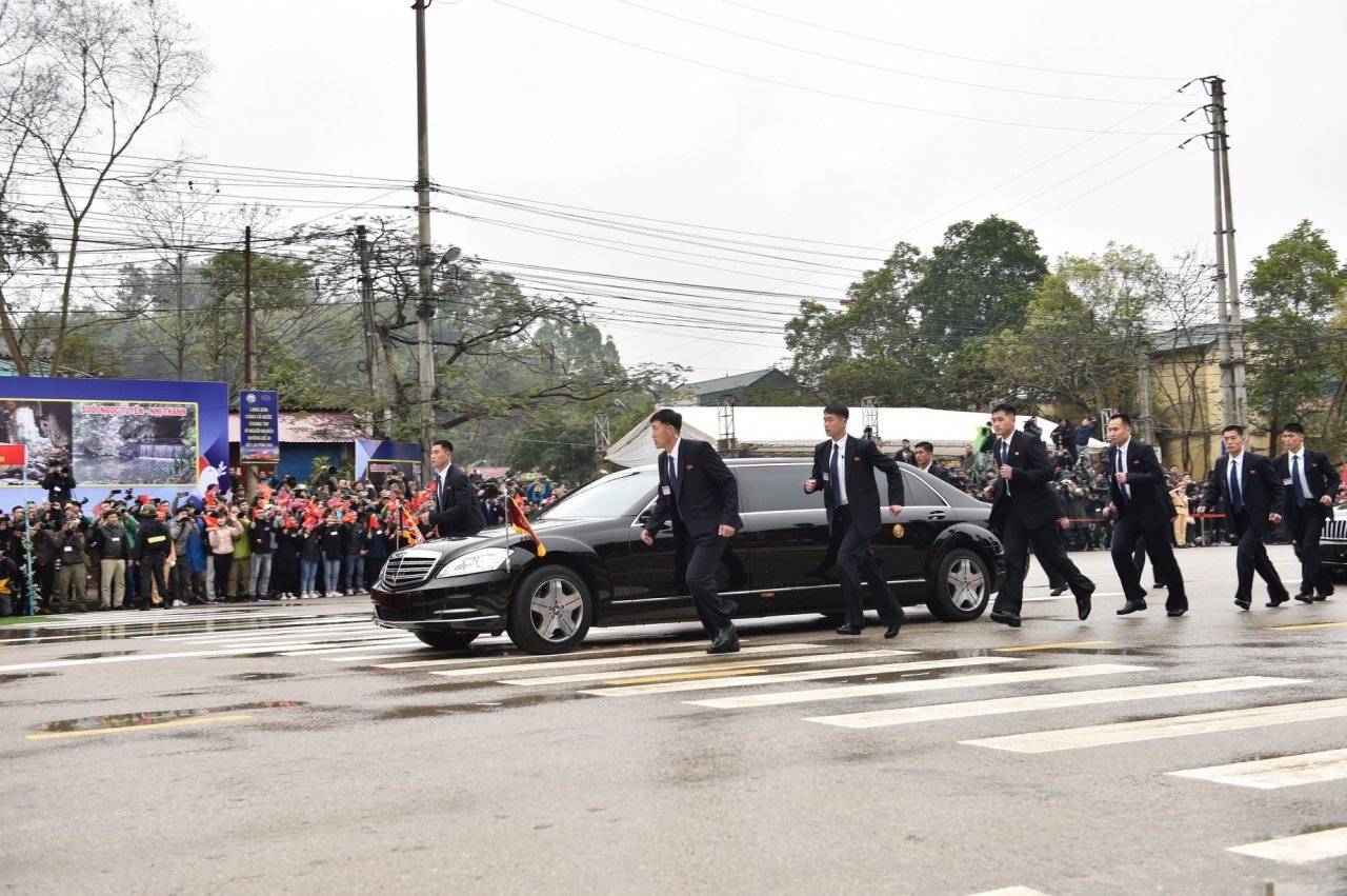 doi-ve-si-chay-theo-xe-chu-tich-kim-jong-un-o-viet-nam