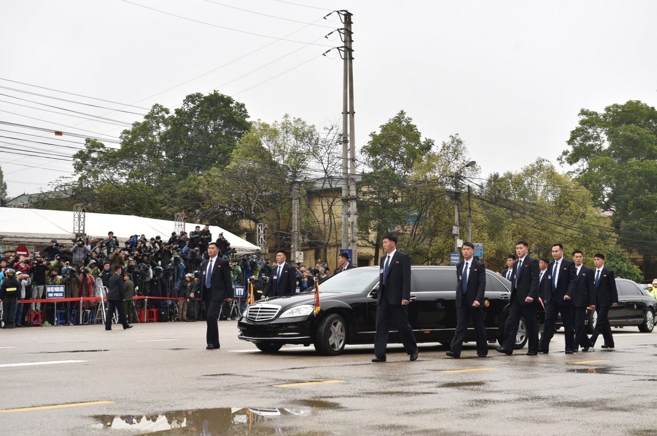 doi-ve-si-chay-theo-xe-chu-tich-kim-jong-un-o-viet-nam