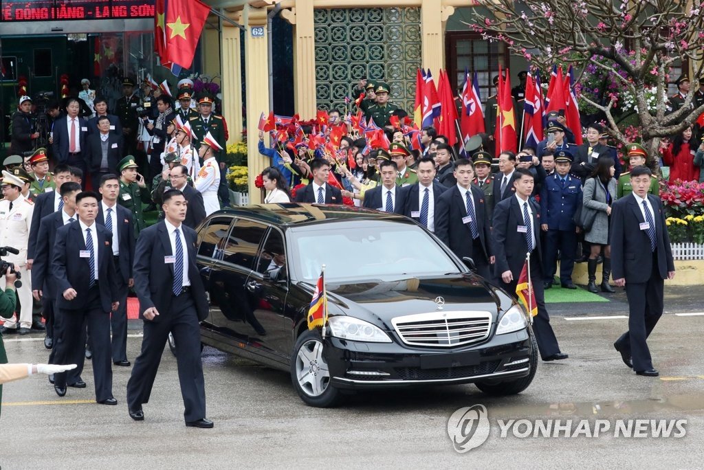 doi-ve-si-chay-theo-xe-chu-tich-kim-jong-un-o-viet-nam
