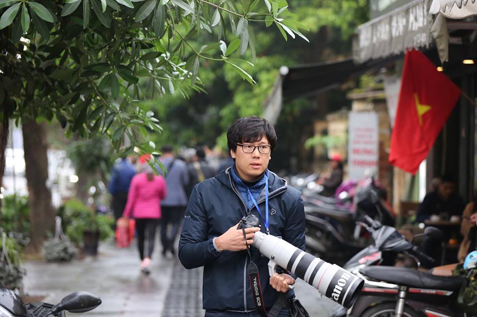 khong-khi-tac-nghiep-khan-truong-cua-phong-vien-truoc-gio-don-chu-tich-kim-jong-un